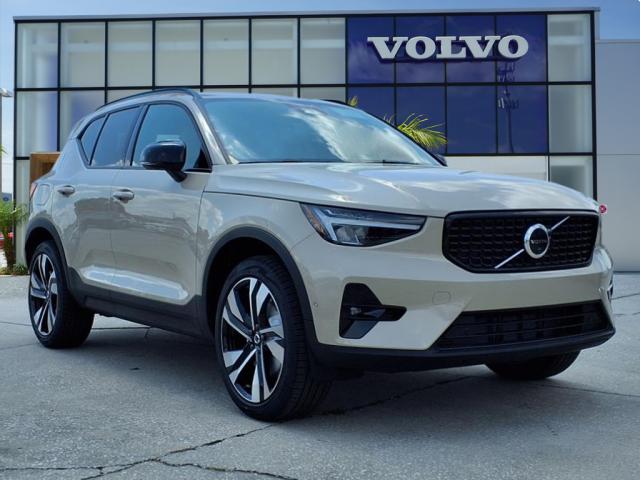 2025 Volvo XC40 B5 Plus Dark Theme
