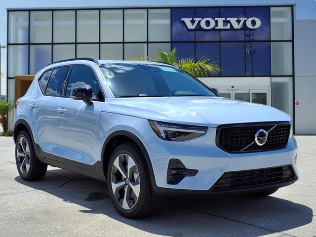 2026 Volvo XC40 B5 Plus Dark Theme