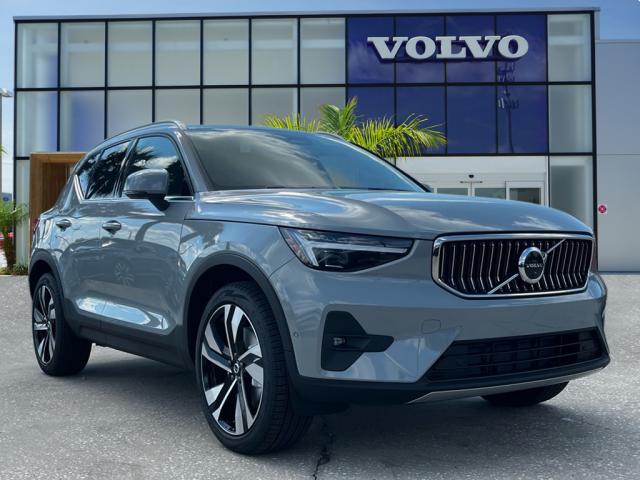 2025 Volvo XC40 B5 Plus Bright Theme