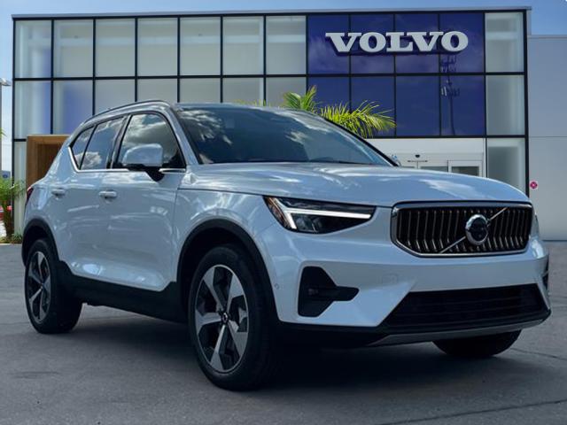 2025 Volvo XC40 B5 Plus Bright Theme