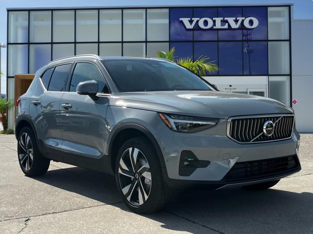 2025 Volvo XC40 B5 Ultra Bright Theme