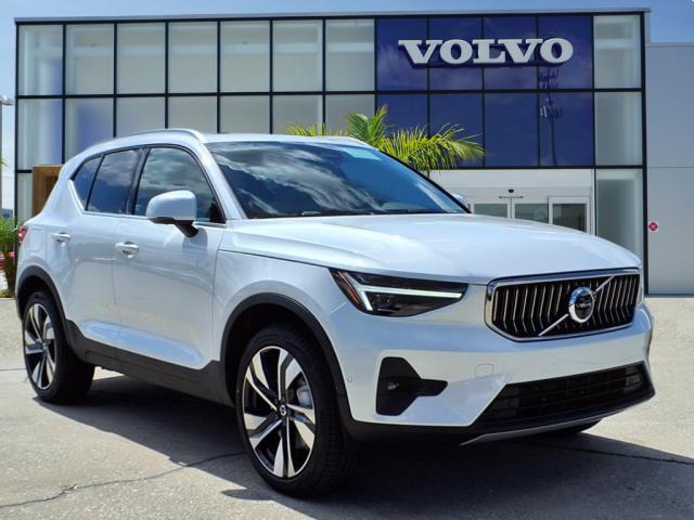 2025 Volvo XC40 B5 Ultra Bright Theme