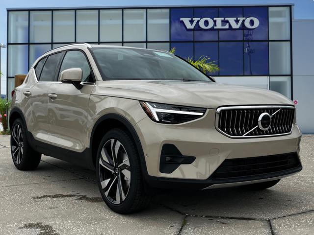 2025 Volvo XC40 B5 Ultra Bright Theme