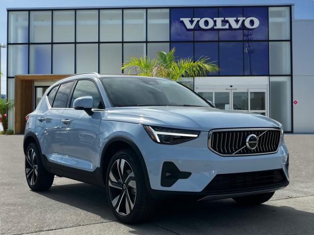 2025 Volvo XC40 B5 Ultra Bright Theme