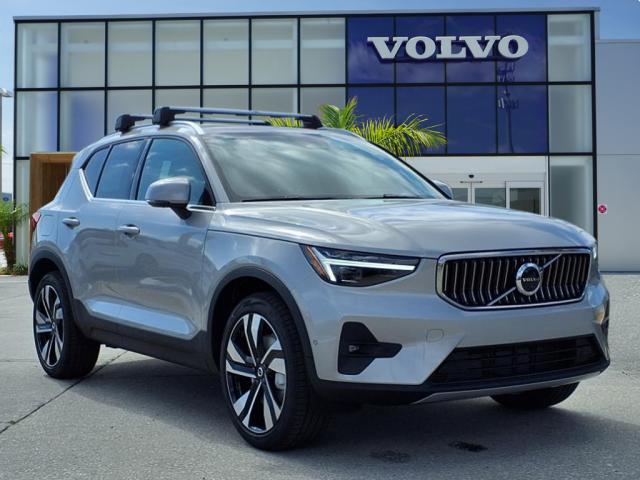 2025 Volvo XC40 B5 Ultra Bright Theme