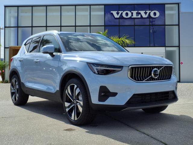 2025 Volvo XC40 B5 Ultra Bright Theme