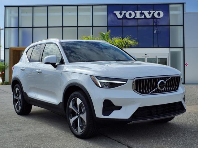 2025 Volvo XC40 B5 Core Bright Theme