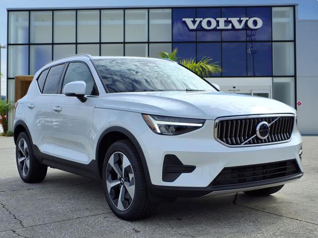 2025 Volvo XC40 B5 Core Bright Theme