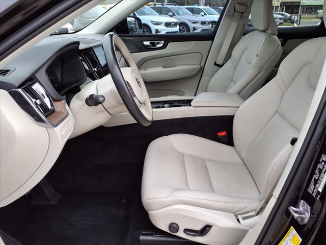 2022 Volvo XC60 B5 Momentum
