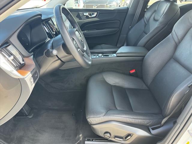 2022 Volvo XC60 B5 Momentum