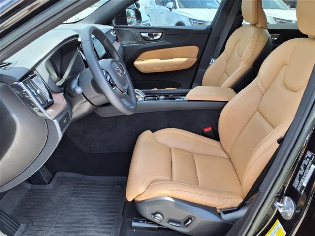 2023 Volvo XC60 B5 Ultimate Dark Theme