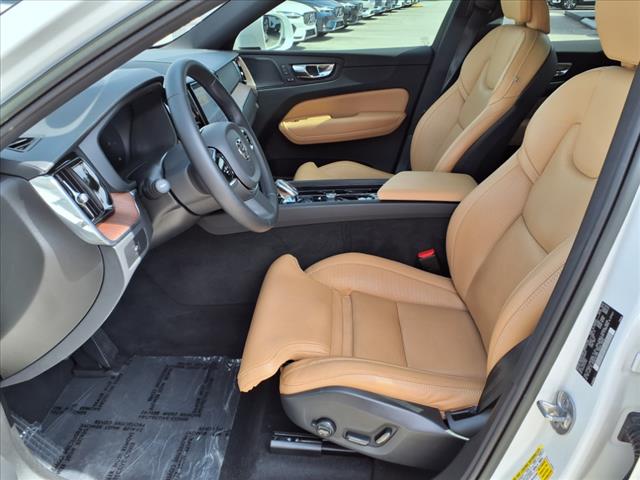2023 Volvo XC60 B5 Ultimate Bright Theme