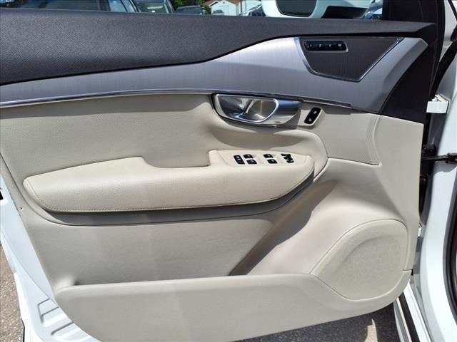 2022 Volvo XC90 T5 Momentum
