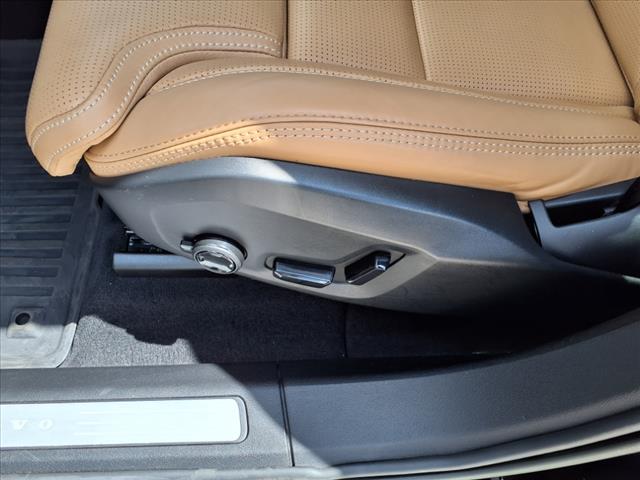 2023 Volvo XC60 B5 Ultimate Dark Theme