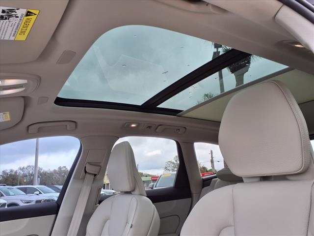 2022 Volvo XC60 B5 Momentum