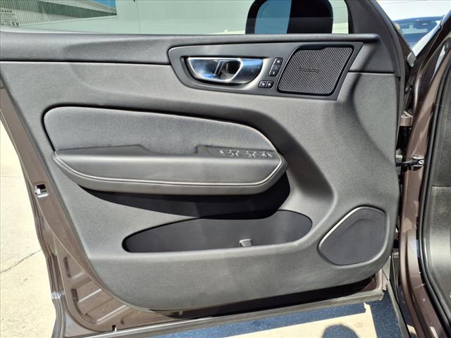 2022 Volvo XC60 B5 R-Design