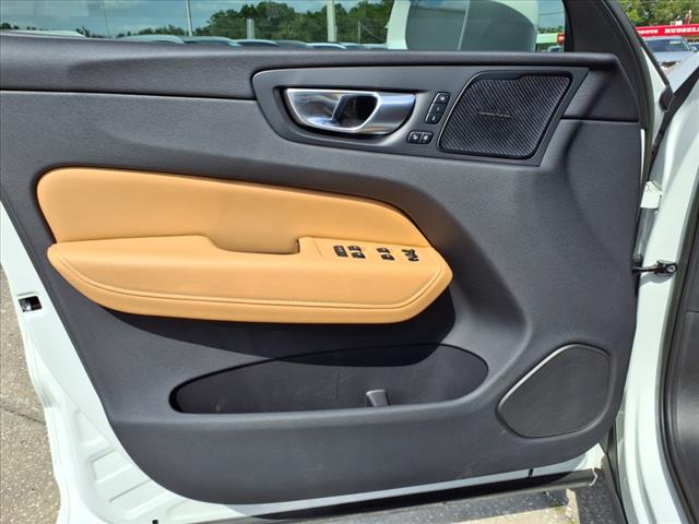 2023 Volvo XC60 B5 Ultimate Bright Theme
