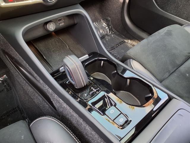 2022 Volvo XC40 T5 R-Design