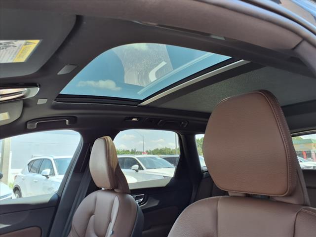 2022 Volvo XC60 B5 Momentum