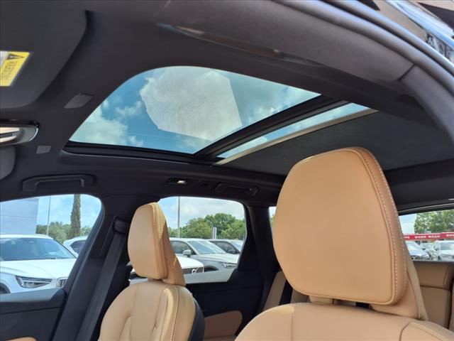 2023 Volvo XC60 B5 Ultimate Dark Theme