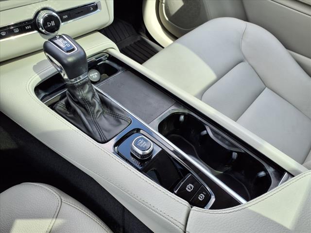 2022 Volvo XC90 T5 Momentum