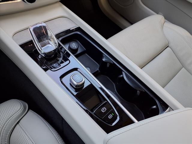 2023 Volvo XC60 B5 Ultimate Bright Theme