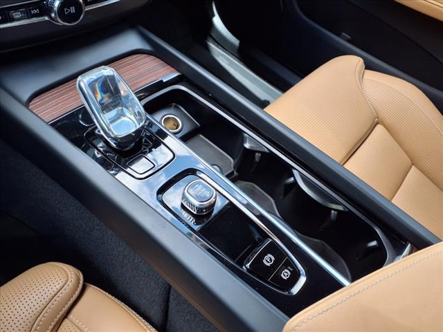 2023 Volvo XC60 B5 Ultimate Dark Theme