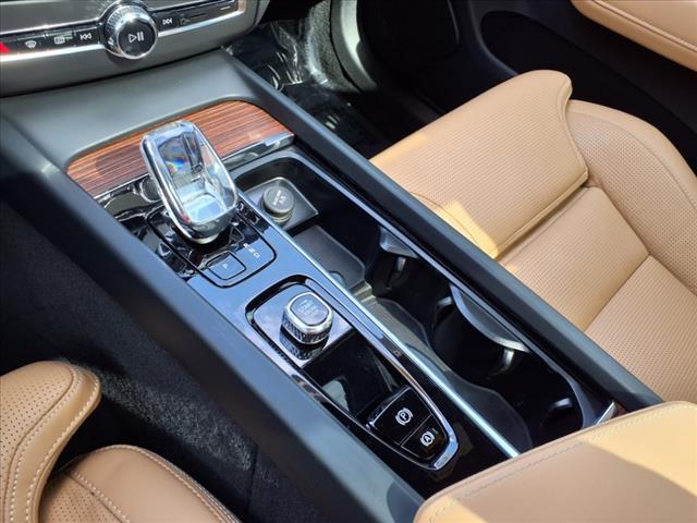 2023 Volvo XC60 B5 Ultimate Bright Theme