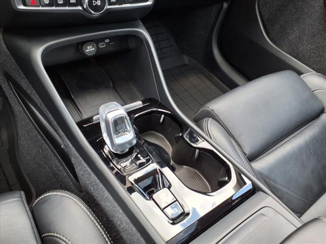2024 Volvo XC40 B5 Plus Bright Theme