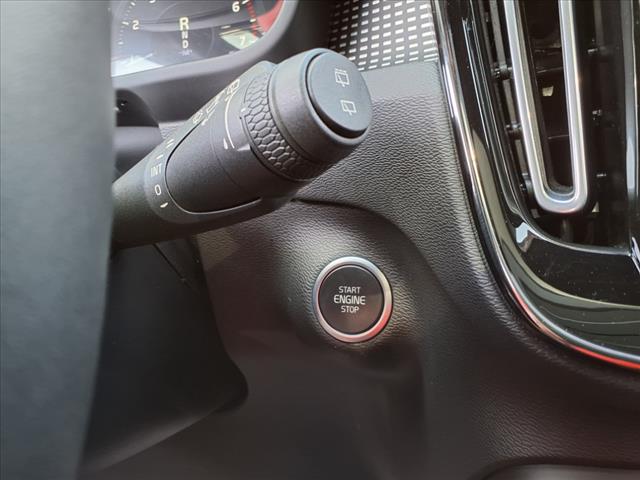 2022 Volvo XC40 T5 R-Design