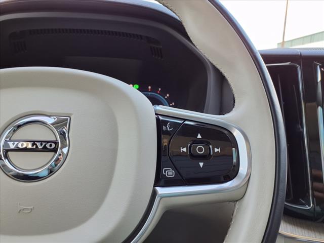 2023 Volvo XC60 B5 Ultimate Bright Theme
