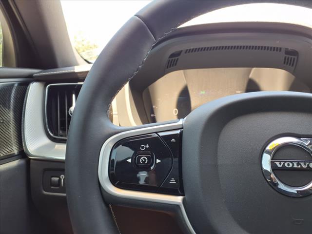 2022 Volvo XC60 B5 R-Design