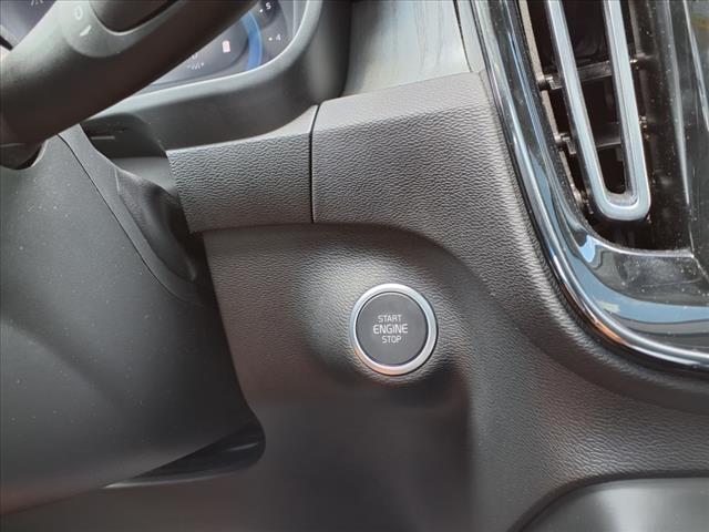 2024 Volvo XC40 B5 Plus Bright Theme