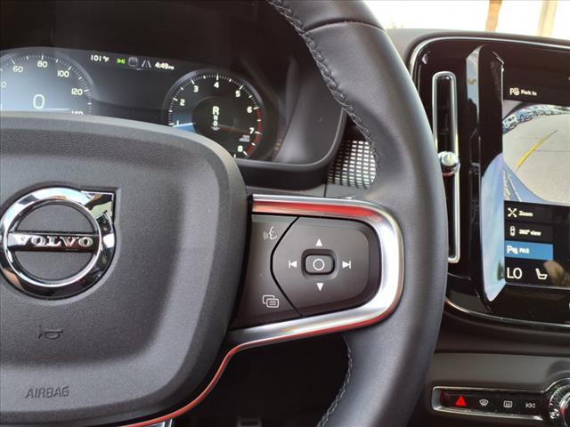 2022 Volvo XC40 T5 R-Design