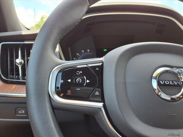 2023 Volvo XC60 B5 Ultimate Dark Theme