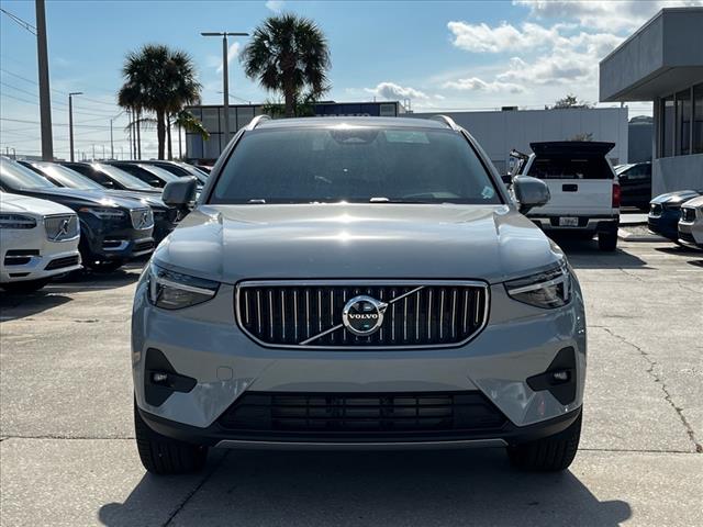 2025 Volvo XC40 B5 Ultra Bright Theme
