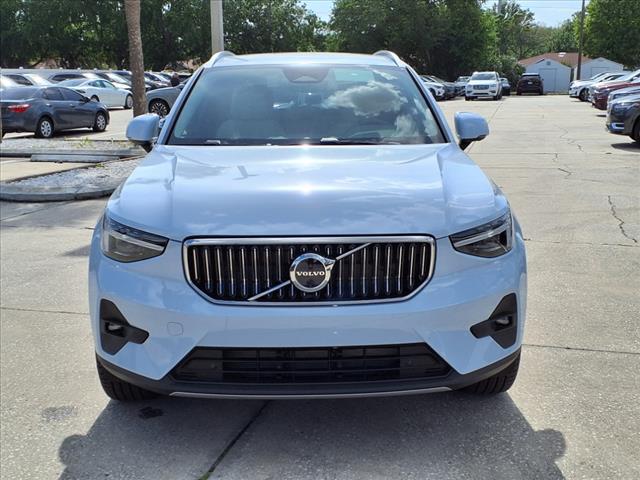 2025 Volvo XC40 B5 Ultra Bright Theme