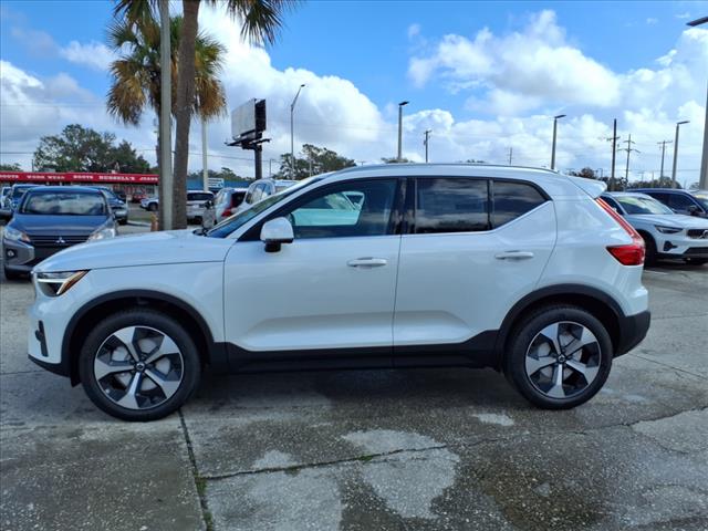 2025 Volvo XC40 B5 Core Bright Theme