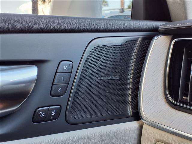 2023 Volvo XC60 B5 Ultimate Bright Theme