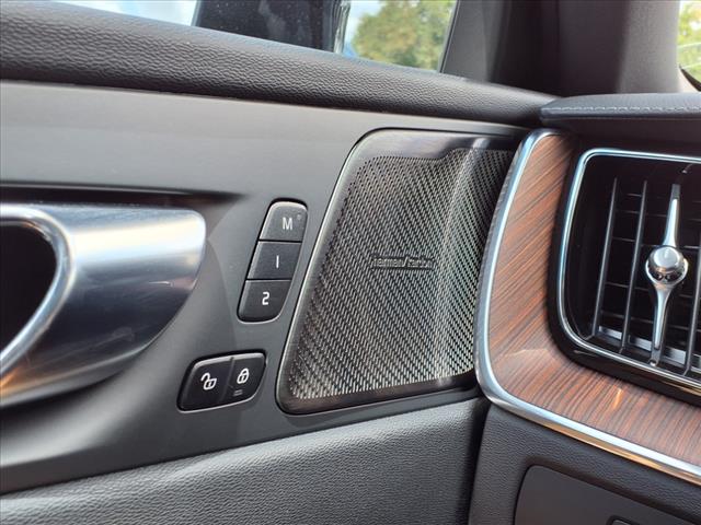 2023 Volvo XC60 B5 Ultimate Dark Theme