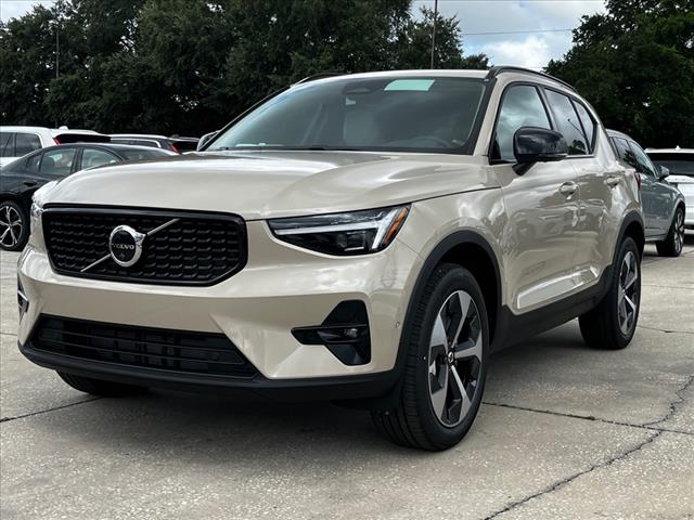 2025 Volvo XC40 B5 Plus Dark Theme