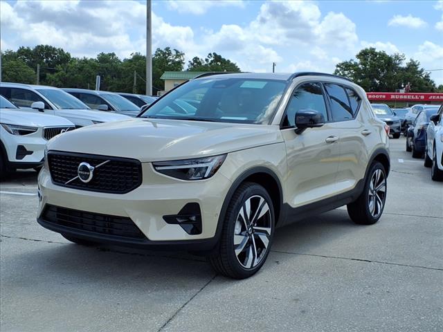 2025 Volvo XC40 B5 Plus Dark Theme