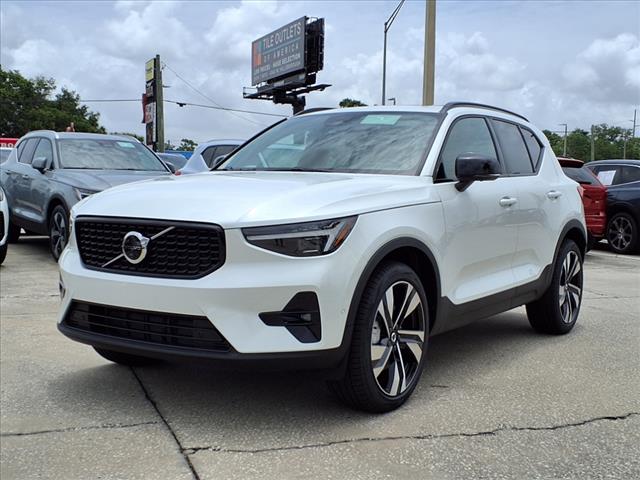 2025 Volvo XC40 B5 Plus Dark Theme