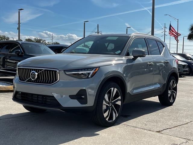 2025 Volvo XC40 B5 Ultra Bright Theme