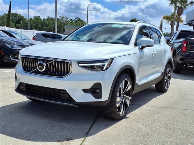 2025 Volvo XC40 B5 Ultra Bright Theme