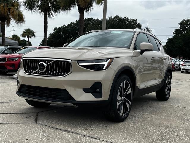 2025 Volvo XC40 B5 Ultra Bright Theme