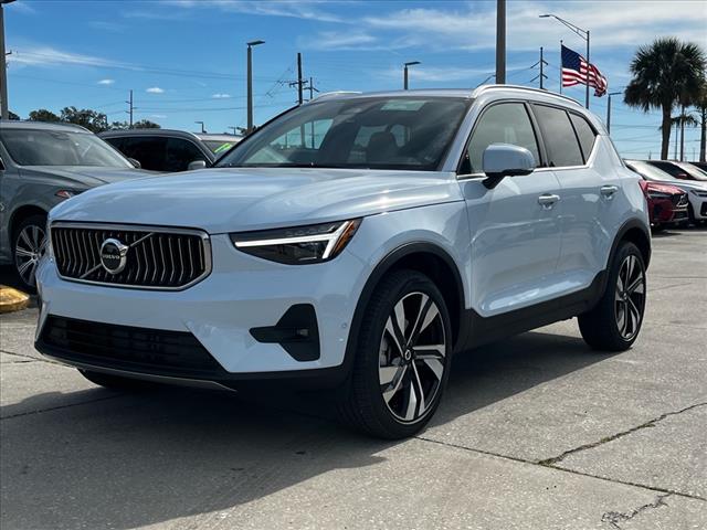 2025 Volvo XC40 B5 Ultra Bright Theme