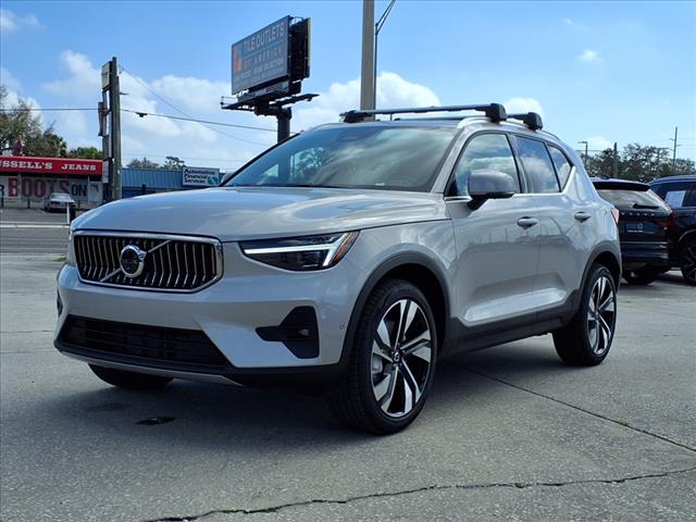 2025 Volvo XC40 B5 Ultra Bright Theme