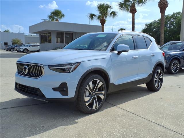2025 Volvo XC40 B5 Ultra Bright Theme