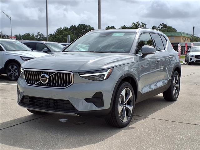 2025 Volvo XC40 B5 Core Bright Theme